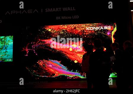 Die Messebesucher sehen, wie der chinesische Elektronikhersteller Konka auf der CES Las Vegas, NV, USA, seinen Aphaea Smart Wall 8K Micro LED-Fernseher ausstellt Stockfoto