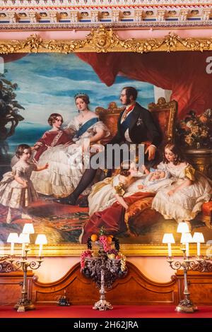 england, Insel wight, East cowes, osborne House, das palastartige ehemalige Zuhause von Königin victoria und Prinz albert, der Speisesaal, Gemälde der königlichen Familie im Jahr 1846 (nach winterhalter) datiert 1864 Stockfoto