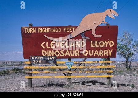 Plakatwand des Dinosauriersteinbruchs Cleveland Lloyd, Route 10, nach Huntington, Utah; ca. 1981 Stockfoto