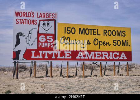 Billboard Little America, I-80, östlich von Rock Springs, Rock Springs, Wyoming; ca. 1980 Stockfoto