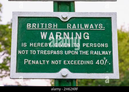 england, hampshire, ropley, ropley Station, die Mid-hants Heritage Railway alias the Watercress line, alte britische Eisenbahnen Warnschild vor dem Betreten der Eisenbahnlinie Stockfoto