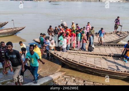 KHULNA, BANGLADESCH - 16. NOVEMBER 2016: Menschen verlassen eine Fähre auf dem Rupa-Fluss in Khulna, Bangladesch Stockfoto