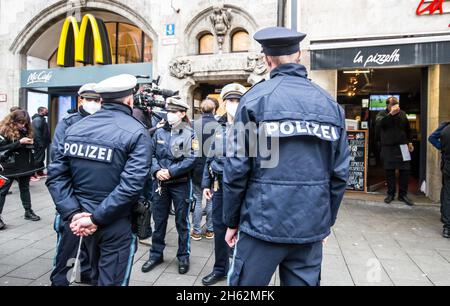 München, Bayern, Deutschland. November 2021. Nach dem, was Kritiker als nicht reagierte und bestenfalls schmerzhaft langsame Reaktionen auf die vierte Corona-Welle bezeichnen, sind die Regionen ein Flickenteppich gegen Corona-Pläne, einschließlich der 2G- und 3G-Regeln, die von Jens Spahn als „'0G'“ beschrieben wurden, da die Durchsetzung praktisch null ist, wenn sie den Unternehmen überlassen wird. Aus diesem Grund wurde die Polizei angewiesen, Restaurants und andere Unternehmen wegen Verstößen zu besuchen. Kredit: ZUMA Press, Inc./Alamy Live Nachrichten Stockfoto