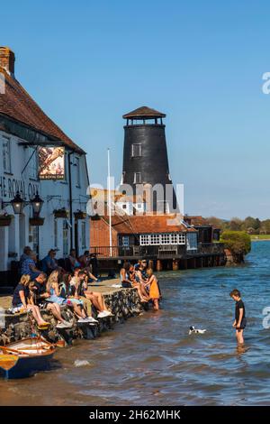 england, hampshire, langstone, chichester Harbour, Blick auf den Royal Oak Pub und die Gäste bei Flut Stockfoto