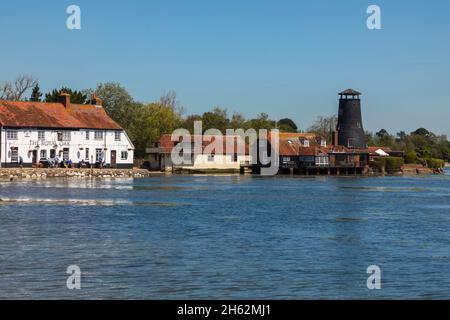 england, hampshire, langstone, chichester Harbour, Blick auf den Royal Oak Pub und die Gäste bei Flut Stockfoto