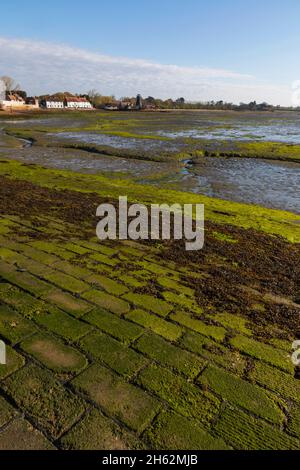 england, hampshire, langstone, chichester Harbour, Blick auf den Royal Oak Pub bei Ebbe Stockfoto