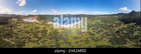 Panoramabild die heißen und kochenden Seen in der Caldera des Vulkans Golovnin auf der Insel Kunashir, Kurilinseln, Russland. Luftaufnahme. Stockfoto