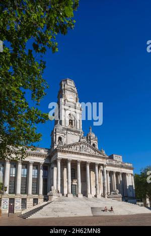 england, hampshire, portsmouth, guildhall Square, Bronzestatue von charles dickens von martin jennings Stockfoto