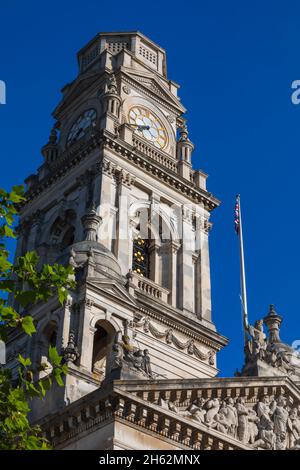 england, hampshire, portsmouth, guildhall Square, Bronzestatue von charles dickens von martin jennings Stockfoto