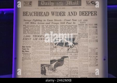 england, hampshire, portsmouth, southsea, das Tagesgeschichtenmuseum, Titelseite der täglichen Postzeitung vom mittwoch, den 7,1944. juni, die Truppenlandungen in frankreich berichtet Stockfoto