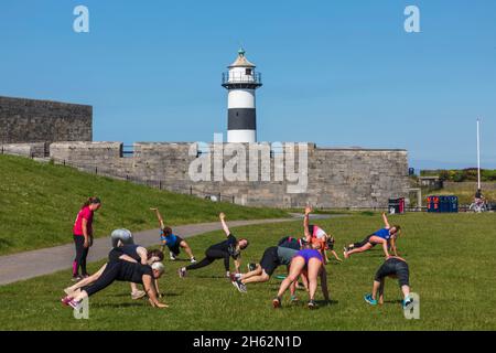 england, hampshire, portsmouth, southsea, Männer und Frauen, die sich vor der Burg southsea austun Stockfoto