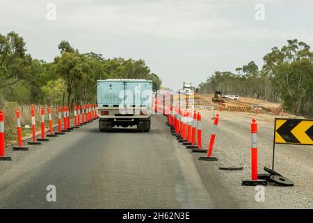 Bruce Highway Mackay nach Townsville, Queensland, Australien - November 2021: LKW-Fahrstraße neben Autobahn-Duplizierungsprojekt, während eine Reihe von Veh Stockfoto