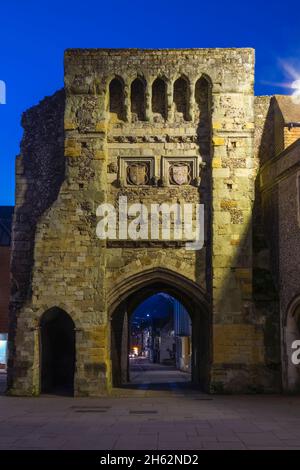 england, hampshire, winchester, das mittelalterliche westgate, das nachts beleuchtet wird Stockfoto