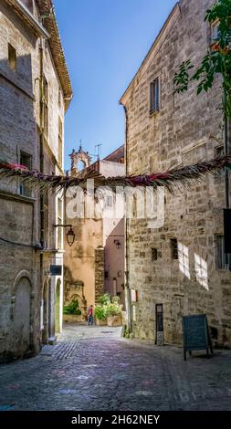 Gasse in pézenas im Sommer mit Blick auf den Turm von der Hôtel de flottes de sébasan. Erbaut um das xvi Jahrhundert. Stockfoto