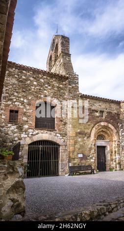 pfarrkirche saint félix und alter Friedhof in Calmeilles. Die Kirche ist ein wertvolles Zeugnis der romanischen Architektur des XII Jahrhunderts. Monument historique. Stockfoto