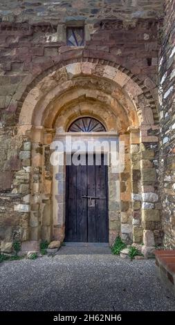 pfarrkirche saint félix und alter Friedhof in Calmeilles. Die Kirche ist ein wertvolles Zeugnis der romanischen Architektur des XII Jahrhunderts. Monument historique. Stockfoto