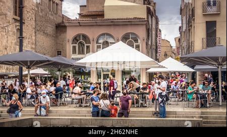 Café am Place de l'Hôtel de ville in narbonne im Sommer. Stockfoto