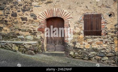 Hausfassade in Calmeilles. Stockfoto