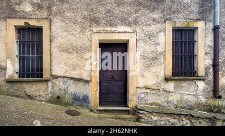 Hausfassade in Calmeilles. Stockfoto