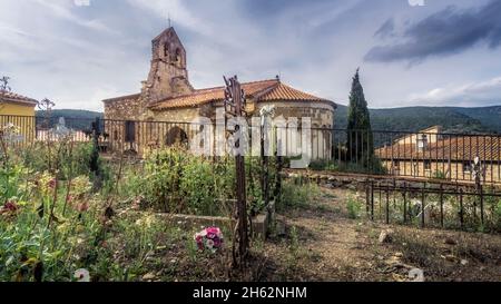 pfarrkirche saint félix und alter Friedhof in Calmeilles. Die Kirche ist ein wertvolles Zeugnis der romanischen Architektur des XII Jahrhunderts. Monument historique. Stockfoto