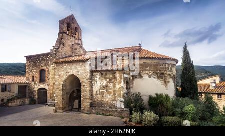 pfarrkirche saint félix und alter Friedhof in Calmeilles. Die Kirche ist ein wertvolles Zeugnis der romanischen Architektur des XII Jahrhunderts. Monument historique. Stockfoto