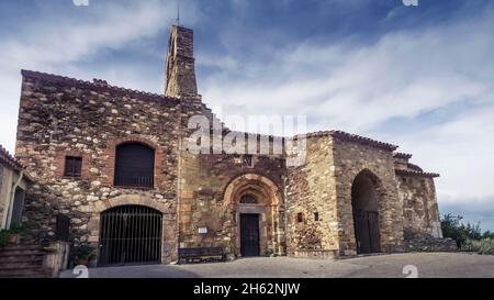 pfarrkirche saint félix und alter Friedhof in Calmeilles. Die Kirche ist ein wertvolles Zeugnis der romanischen Architektur des XII Jahrhunderts. Monument historique. Stockfoto