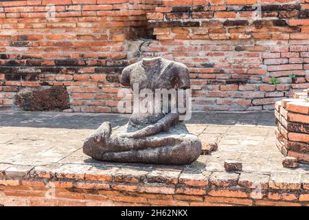 Zerstörte und restaurierte sitzende buddha-Statue, wat mahathat, wat maha That, buddhistischer Tempelkomplex, erbaut 1374 unter König Borommaracha i, ayutthaya historischer Park, ayutthaya, thailand, asien Stockfoto