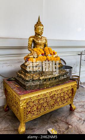 buddha-Statue vergoldet mit Blattgold, wiharn phra mongkhol bophit, buddhistischer Tempelkomplex, ayutthaya, thailand, asien Stockfoto