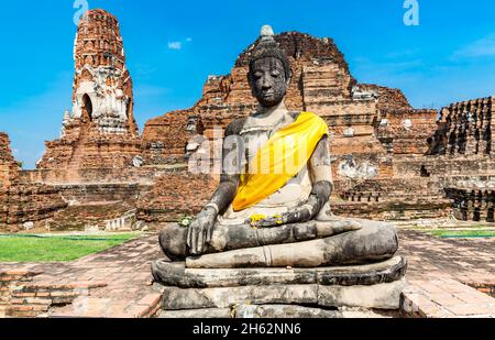 Sitzende buddha Hauptfigur, zentrale Tempelturmruine, Prang, wat mahathat, wat maha, dass, buddhistischer Tempelkomplex, erbaut 1374 unter König Borommaracha i, ayutthaya historischer Park, ayutthaya, thailand, asien Stockfoto