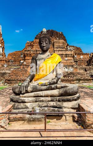 Sitzende buddha Hauptfigur, zentrale Tempelturmruine, Prang, wat mahathat, wat maha, dass, buddhistischer Tempelkomplex, erbaut 1374 unter König Borommaracha i, ayutthaya historischer Park, ayutthaya, thailand, asien Stockfoto