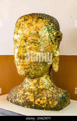 buddha Kopf vergoldet mit Blattgold, wiharn phra mongkhol bophit, buddhistischer Tempelkomplex, beherbergt eine der größten buddha Statuen in thailand, ayutthaya, thailand, asien Stockfoto