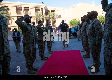 Berichten: Der amtierende Verteidigungsminister Christopher C. Miller besucht die Naval Support Activity Bahrain, 25. November 2020. Stockfoto