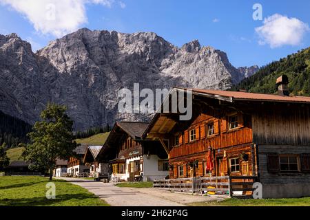 almdorf am Fuße der laliderer-Mauern im karwendel Stockfoto