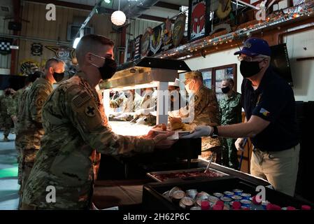 Berichten: Der amtierende Verteidigungsminister Christopher C. Miller serviert Thanksgiving-Dinner an Truppen in Camp Lemonnier, Dschibuti, 26. November 2020. Stockfoto