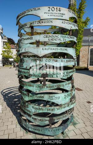 deutschland,mettmann,bergisches Land,niederbergisches Land,niederberg,rheinland,Nordrhein-westfalen,Skulptur 'Erinnerungen' von elke tenderich-veit und bernd guenter am Lavalplatz,dieser Gedenkbaum ist ein wachsendes Denkmal,jährliche Ringe erinnern an wichtige Ereignisse in der Geschichte und Entwicklung der Stadt Stockfoto