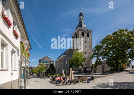 deutschland,mettmann,bergisches Land,niederbergisches Land,niederberg,rheinland,Nordrhein-westfalen,evangelische Kirche freiheitstrasse,in einem Straßencafe auf dem Lavalplatz sitzen Menschen an Tischen Stockfoto