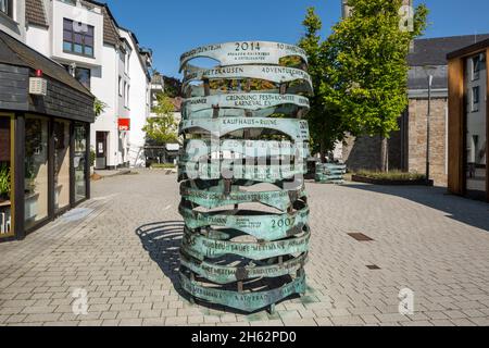 deutschland,mettmann,bergisches Land,niederbergisches Land,niederberg,rheinland,Nordrhein-westfalen,Skulptur 'Erinnerungen' von elke tenderich-veit und bernd guenter am Lavalplatz,dieser Gedenkbaum ist ein wachsendes Denkmal,jährliche Ringe erinnern an wichtige Ereignisse in der Geschichte und Entwicklung der Stadt Stockfoto