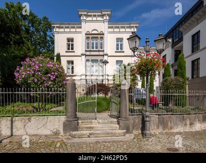 deutschland,mettmann,bergisches Land,niederbergisches Land,niederberg,rheinland,Nordrhein-westfalen,Beckershoff Villa,benannt nach johann wilhelm Beckershoff,ehemaliger Bauunternehmer und Steinbruchbesitzer in mettmann,Klassizismus,Kulturvilla,blühende Büsche,Zaun,Eingangstor,Straßenlaterne Stockfoto