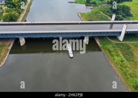 Wasserstraßenkreuz magdeburg,mittellandkanal führt in einer Trogbrücke über die elbe,hohenwarthe,sachsen-anhalt,deutschland Stockfoto