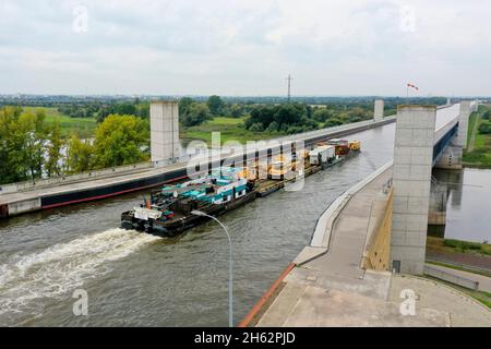 Wasserstraßenkreuz magdeburg,mittellandkanal führt in einer Trogbrücke über die elbe,hohenwarthe,sachsen-anhalt,deutschland Stockfoto