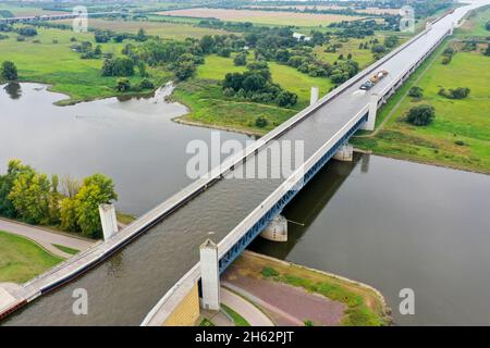 Wasserstraßenkreuz magdeburg,mittellandkanal führt in einer Trogbrücke über die elbe,hohenwarthe,sachsen-anhalt,deutschland Stockfoto