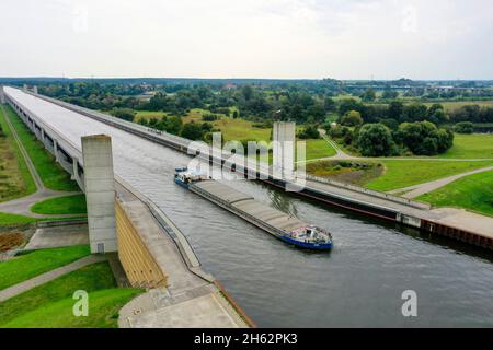 Wasserstraßenkreuz magdeburg,mittellandkanal führt in einer Trogbrücke über die elbe,hohenwarthe,sachsen-anhalt,deutschland Stockfoto