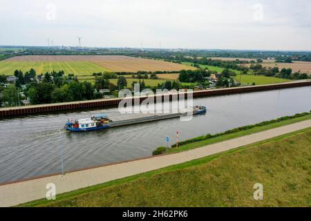 Wasserstraßenkreuz magdeburg,mittellandkanal führt in einer Trogbrücke über die elbe,hohenwarthe,sachsen-anhalt,deutschland Stockfoto