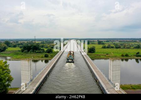 Wasserstraßenkreuz magdeburg,mittellandkanal führt in einer Trogbrücke über die elbe,hohenwarthe,sachsen-anhalt,deutschland Stockfoto