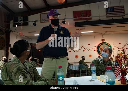 Berichten: Der amtierende Verteidigungsminister Christopher C. Miller besucht am Thanksgiving-Tag Truppen im Lager Lemonnier, Dschibuti, 26. November 2020. Stockfoto