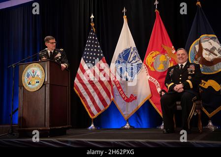 Der scheidende Kommandant des US Central Command, General der US-Armee Joseph L. Votel, hält bei seiner Ruhestandszeremonie in Tampa, Florida, am 28. März 2019, Bemerkungen. Votel zog sich nach 39 Jahren Militärdienst in den Ruhestand. Der Generalstabschef der US-Armee, General Mark A. Milley (rechts), moderierte die Veranstaltung, zu der auch der amtierende US-Verteidigungsminister Patrick M. Shanahan gehörte. Stockfoto