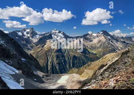 alpine Berglandschaft mit schneebedeckten Felsenbergen und Gletschern an einem sonnigen Sommertag. kaunergrat,ötztaler alpen,tirol,österreich,europa Stockfoto