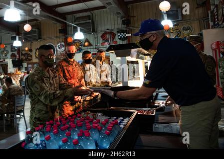 Berichten: Der amtierende Verteidigungsminister Christopher C. Miller serviert Thanksgiving-Dinner an Truppen in Camp Lemonnier, Dschibuti, 26. November 2020. Stockfoto