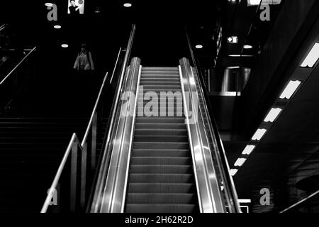 berlin, deutschland, Hauptbahnhof, beleuchtete Rolltreppe am frühen Morgen, geringe Schärfentiefe, weiches Bokeh Stockfoto