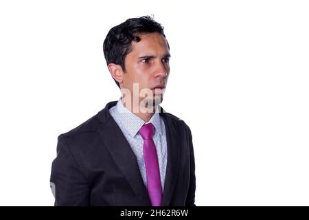 Geschäftsmann erstarrt vor Angst. Der junge Erwachsene überraschte mit offenem Mund und etwas erschreckt von dem, was er sah. Isoliert auf einem völlig weißen Hintergrund Stockfoto